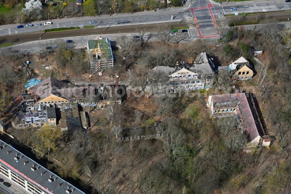 Berlin from the bird's eye view: Ruins of the former hospital - building Saeuglings- and Kinderkrankenhaus on street Hansastrasse in the district Weissensee in Berlin, Germany