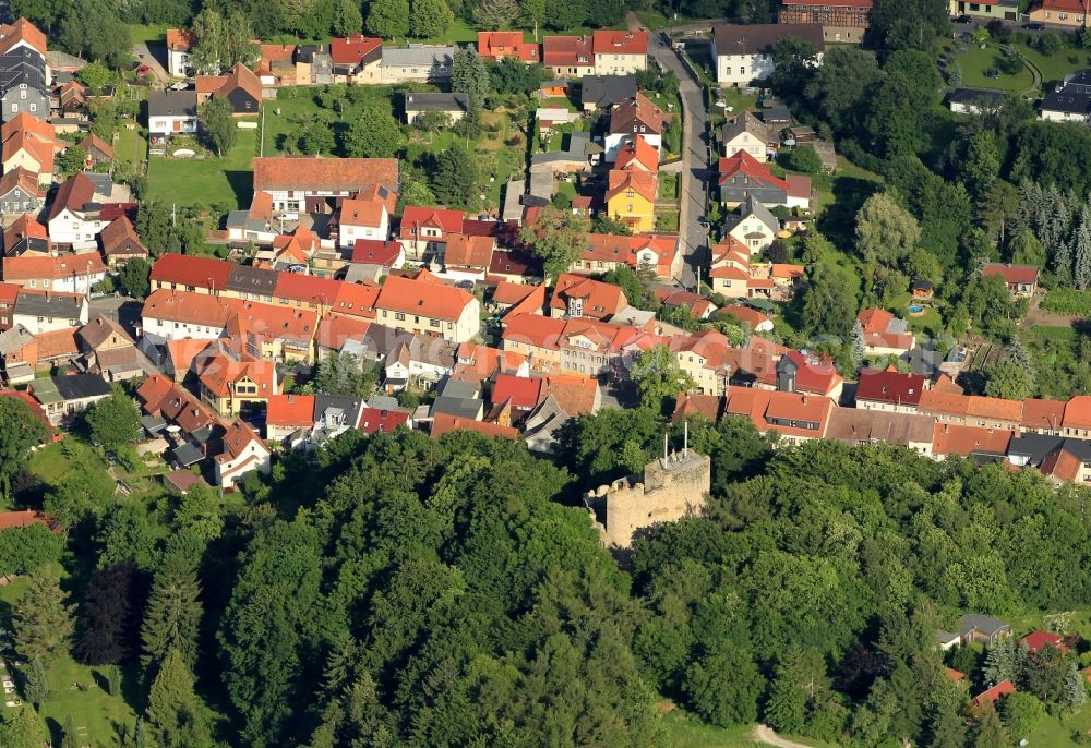 Aerial photograph Plaue - The Ehrenburg is a ruined castle on the western slope of the Gera valley above the city Plaue in Thuringia. Built in the early 14th century, the castle changed hands many times before she fell uninhabited in the 16th century. Below the castle in the main street stands the town hall. It's the house with the distinctive black turrets