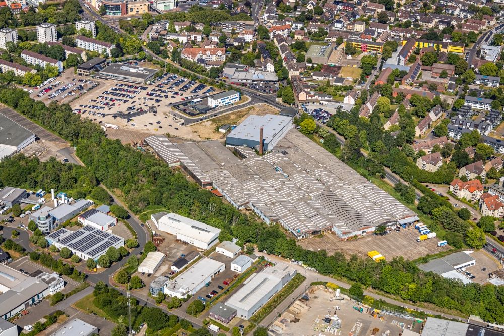 Hattingen from the bird's eye view: Ruin the buildings and halls on the former O&K-Gelaende with neuem Parkplatz and Polizeiwache along the Nierenhofer Strasse in Hattingen in the state North Rhine-Westphalia, Germany