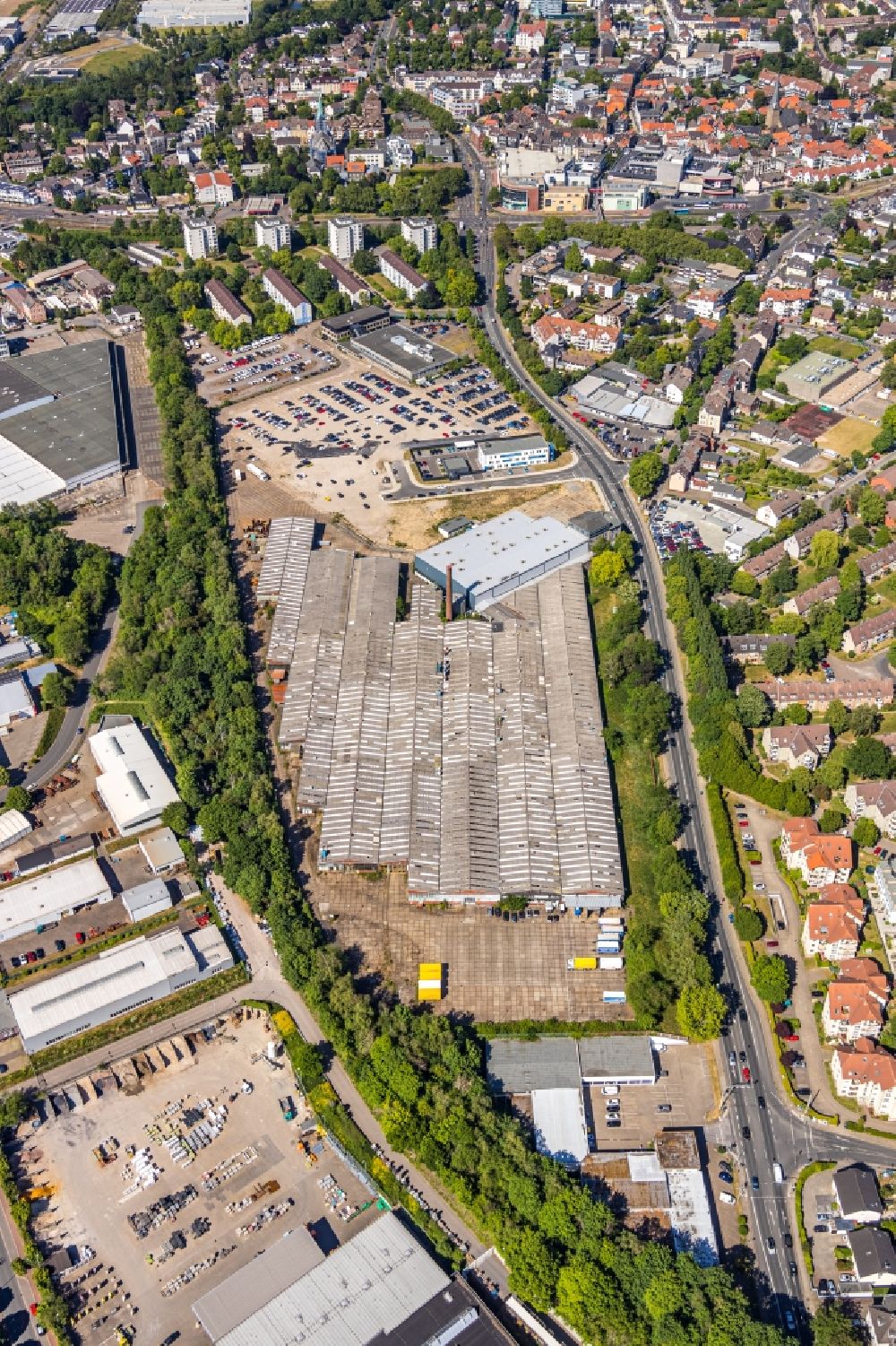 Aerial image Hattingen - Ruin the buildings and halls on the former O&K-Gelaende with neuem Parkplatz and Polizeiwache along the Nierenhofer Strasse in Hattingen in the state North Rhine-Westphalia, Germany