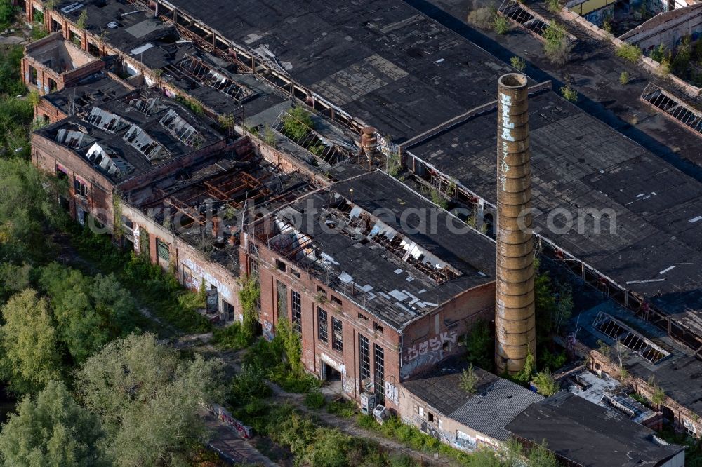 Leipzig from the bird's eye view: Ruin the buildings and halls of the the former weaving mill and jute spinning mill Traenkner und Wuerker of VEB Texafol on Luetzner Strasse in the district Neulindenau in Leipzig in the state Saxony, Germany