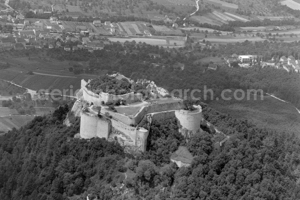 Aerial photograph Neuffen - Ruins and vestiges of the former castle Hohenneuffen in Neuffen on the Swabian Alb in the state Baden-Wuerttemberg, Germany