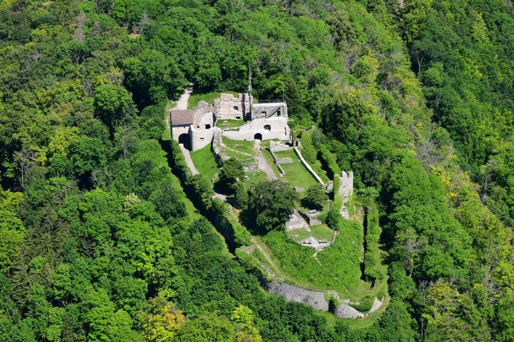 Aerial photograph Küssaberg - Ruins and vestiges of the former castle Kuessaburg in Kuessaberg in the state Baden-Wuerttemberg, Germany