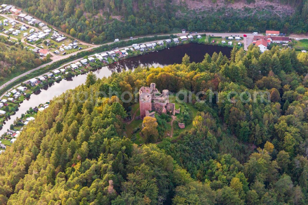 Aerial photograph Dahn - Ruins and vestiges of the former castle and fortress Burgruine Neudahn in Dahn in the state Rhineland-Palatinate