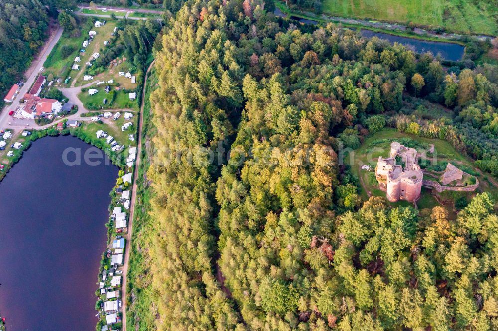 Aerial image Dahn - Ruins and vestiges of the former castle and fortress Burgruine Neudahn in Dahn in the state Rhineland-Palatinate