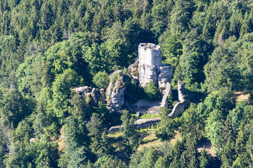 Waldershof from the bird's eye view: Ruins and vestiges of the former castle Weissenstein in Waldershof in the state Bavaria, Germany