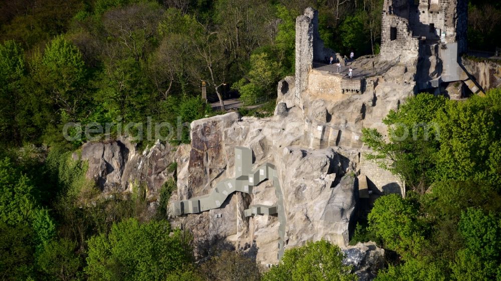 Aerial photograph Königswinter - Ruins and remains of walls of the former castle complex of the Veste after the rock was renovated in Koenigswinter in the state of North Rhine-Westphalia, Germany