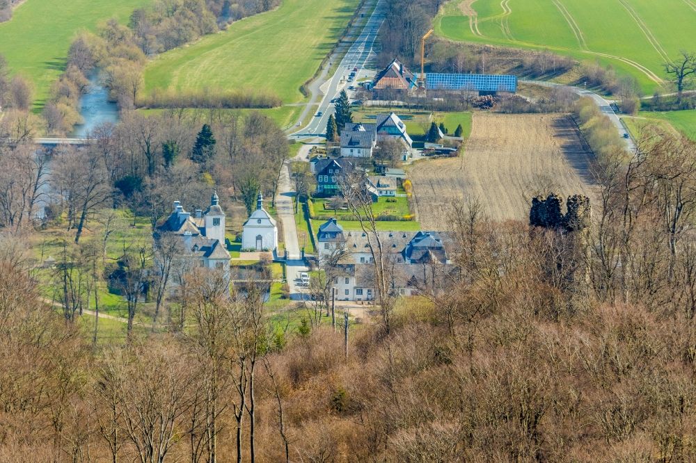 Aerial photograph Meschede - Ruins and vestiges of the former castle and fortress Turmruine Laer in the district Enste in Meschede in the state North Rhine-Westphalia, Germany