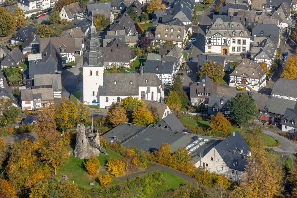Aerial image Meschede - Ruins and remains of the former castle of the fortress Eversberg Castle and the church building of the St. John Evangelist Church in Eversberg in the state of North Rhine-Westphalia, Germany