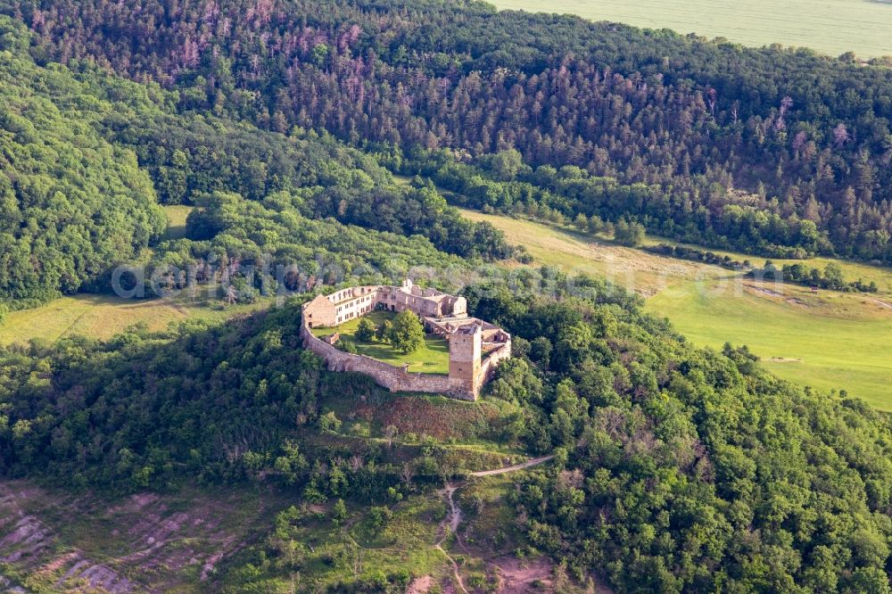 Aerial photograph Drei Gleichen - Ruins and vestiges of the former castle and fortress Burg Gleichen on Thomas-Muentzer-Strasse in the district Wandersleben in Drei Gleichen in the state Thuringia, Germany