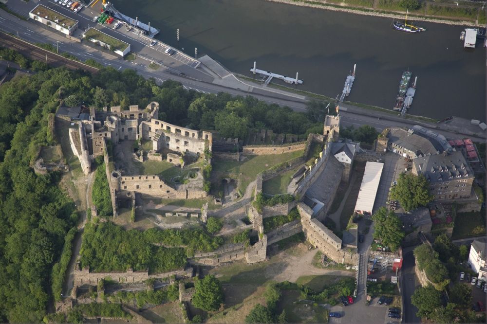 Aerial image Sankt Goar - Ruins and vestiges of the former castle and fortress Burg Rheinfels in Sankt Goar in the state Rhineland-Palatinate