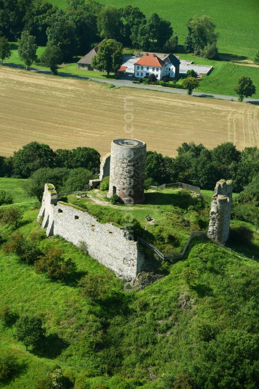Warburg from the bird's eye view: Ruins and vestiges of the former castle and fortress Burgruine Desenberg in Warburg in the state North Rhine-Westphalia, Germany