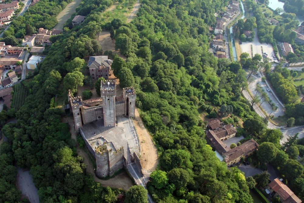 Aerial photograph Valeggio sul Mincio - Ruins and vestiges of the former castle and fortress of Castello Scaligero in Valeggio sul Mincio in Veneto, Italy