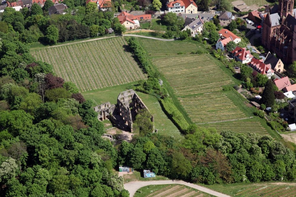 Aerial photograph Oppenheim - Ruins and vestiges of the former castle and fortress Landskrone over the City of Oppenheim in the state Rhineland-Palatinate, Germany