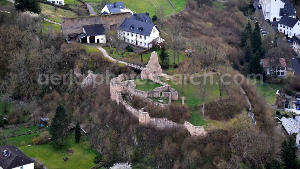 Gerolstein from the bird's eye view: Ruins and vestiges of the former castle and fortress Loewenburg in Gerolstein in the state Rhineland-Palatinate, Germany