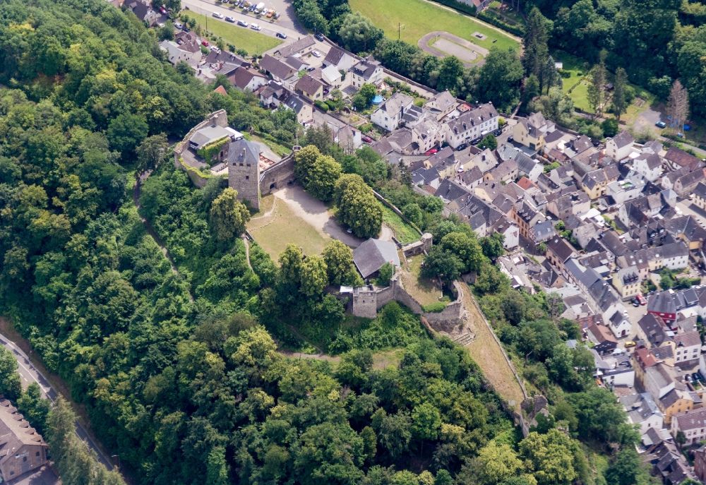 Bendorf from the bird's eye view: Ruins and vestiges of the former castle and fortress on Saynsteig in Sayn in the state Rhineland-Palatinate, Germany