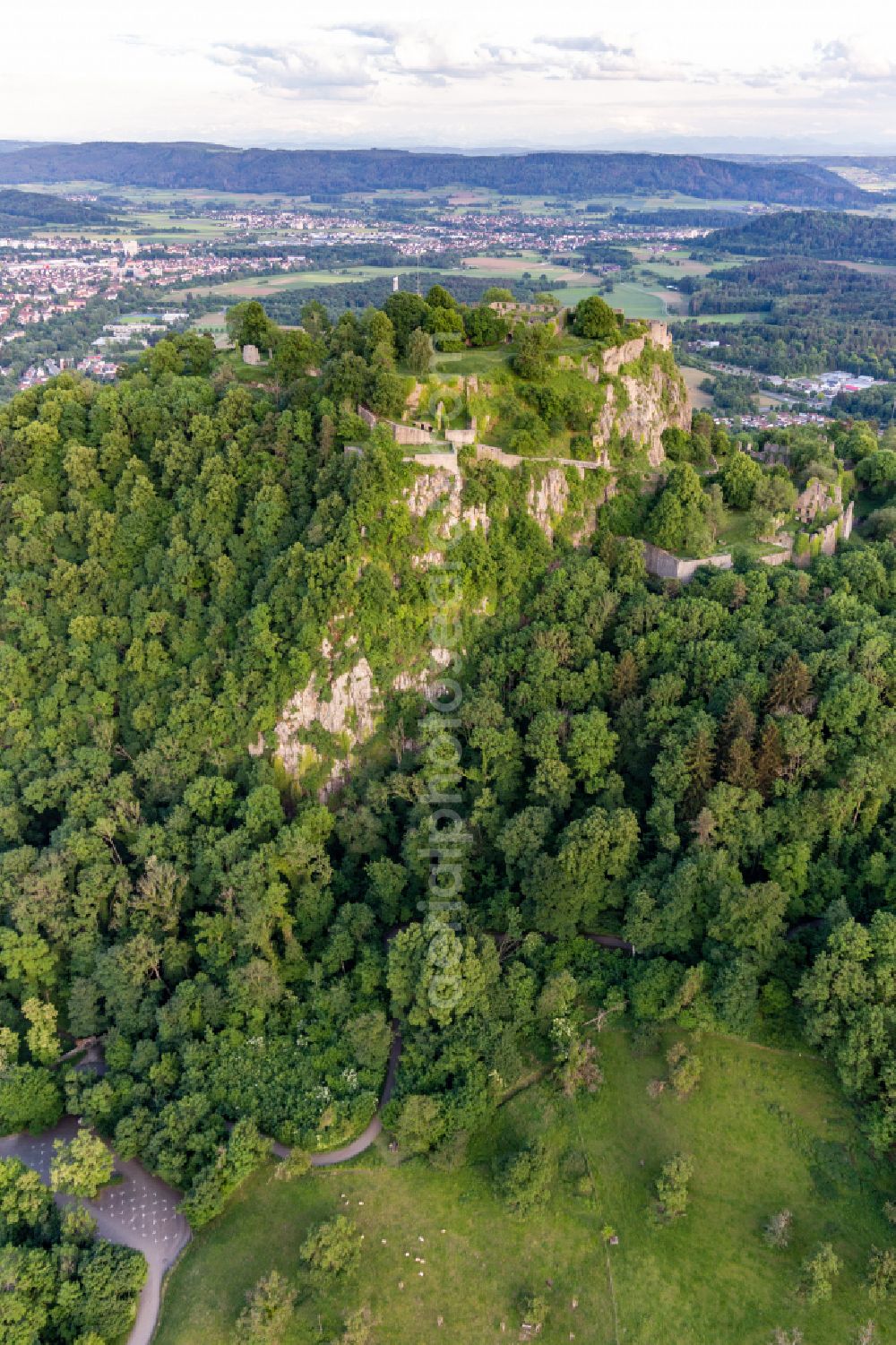 Aerial image Singen (Hohentwiel) - Ruins and vestiges of the former castle Hohentwiel in Singen (Hohentwiel) in the state Baden-Wuerttemberg, Germany