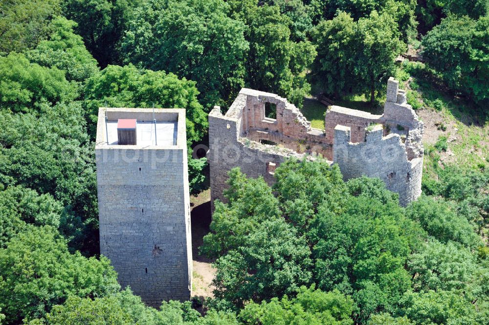 Aerial photograph Oldisleben OT Sachsenburg - Ruine Obere Sachsenburg auf der Ostsüdostabdachung des Höhenzugs Hainleite im Kyffhäuserkreis in Thüringen. Ruined castle Obere Sachsenburg in Thuringia.
