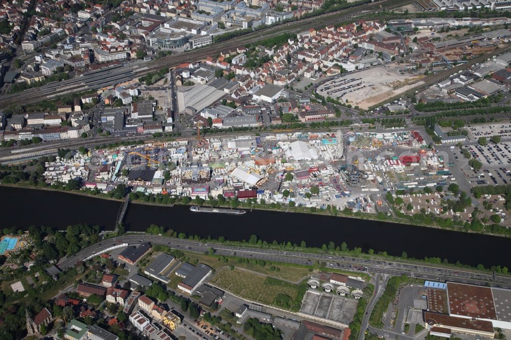 Aerial photograph Stuttgart - Cannstatter Rummel and fair - festival on the banks of the Neckar flux flow in Stuttgart in Baden-Wuerttemberg