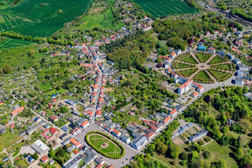 Putbus from the bird's eye view: Round park Circus in the district of Pastitz in Putbus in the federal state Mecklenburg-West Pomerania