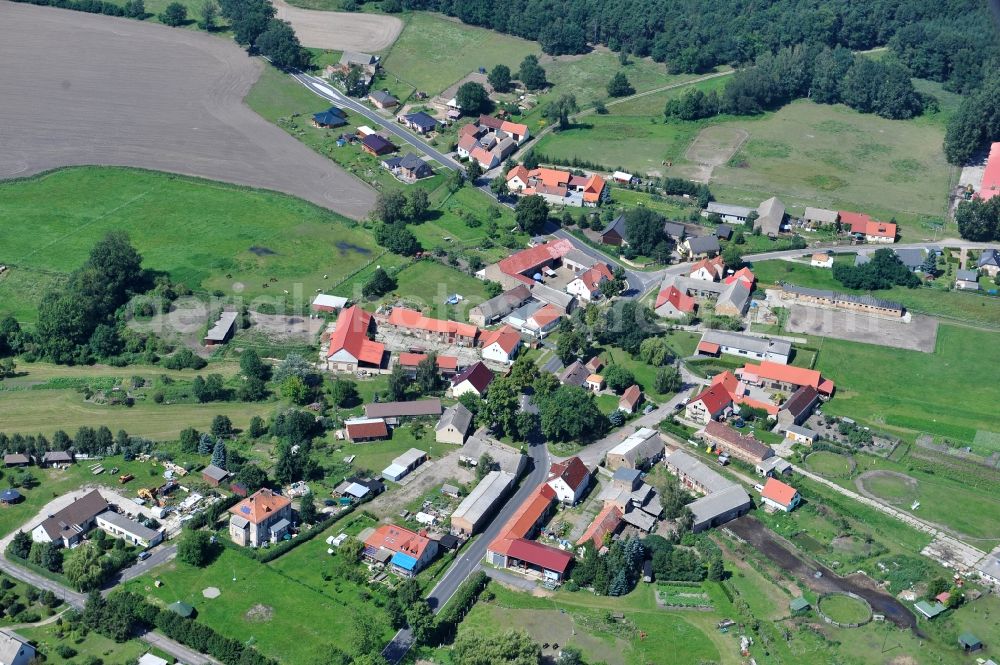 Aerial photograph Gadsdorf - Village view with radiating round - shaped farmsteads and residential buildings in the center of the village in Gadsdorf in the state Brandenburg, Germany