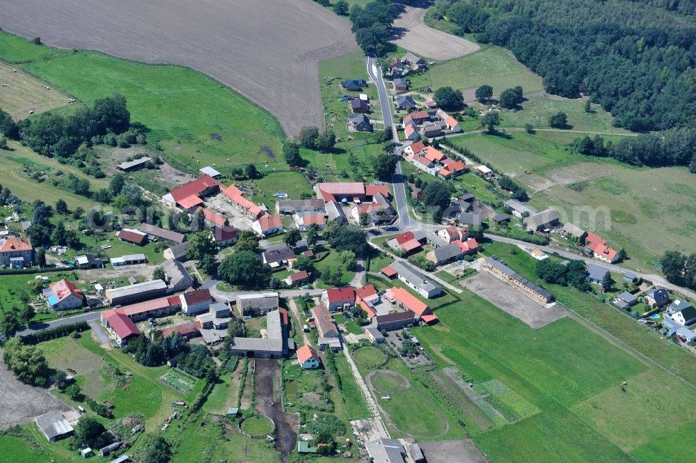 Aerial photograph Gadsdorf - Village view with radiating round - shaped farmsteads and residential buildings in the center of the village in Gadsdorf in the state Brandenburg, Germany