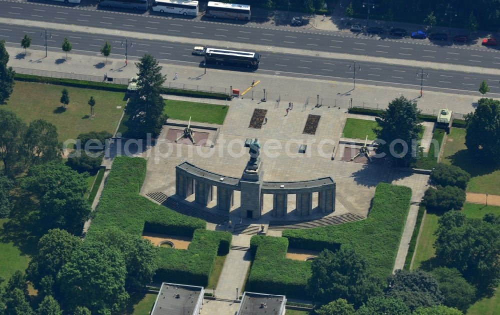 Aerial image Berlin - The Soviet War Memorial in the Tiergarten is located near the major tourist attractions in the highway of 17 June in the district Berlin-Tiergarten. It is a monument to the Battle of Berlin at the fallen soldiers of the Red Army. In the center of the colonnade stands the monument of a Soviet soldier from the sculptor Lew Kerbel. After the withdrawal of troops of the Soviet Army Germany undertook to maintain the cemeteries
