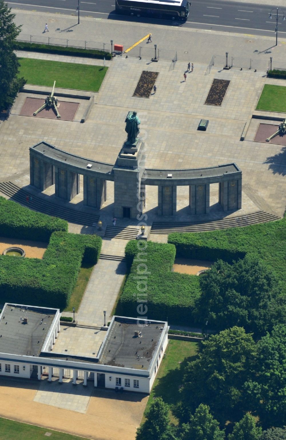 Aerial photograph Berlin - The Soviet War Memorial in the Tiergarten is located near the major tourist attractions in the highway of 17 June in the district Berlin-Tiergarten. It is a monument to the Battle of Berlin at the fallen soldiers of the Red Army. In the center of the colonnade stands the monument of a Soviet soldier from the sculptor Lew Kerbel. After the withdrawal of troops of the Soviet Army Germany undertook to maintain the cemeteries