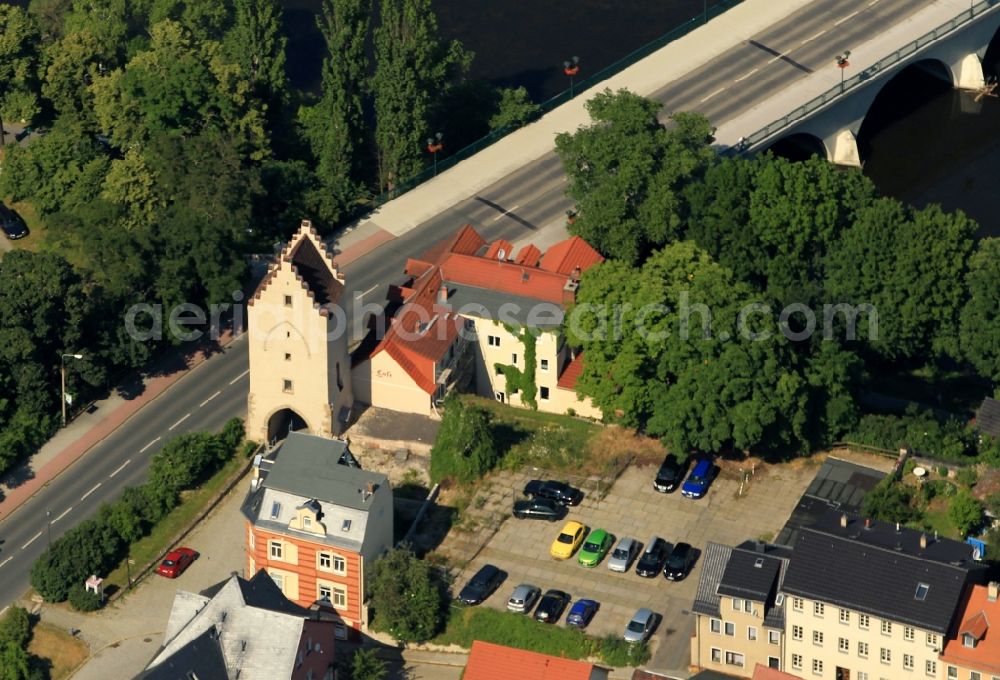 Saalfeld/Saale from the bird's eye view: The city gate Saaletor marks the former city wall of Saalfeld in Thuringia. The Saale bridge spans the Saale in Saalfeld. It connects the historic old town with the Bahnhofstrasse