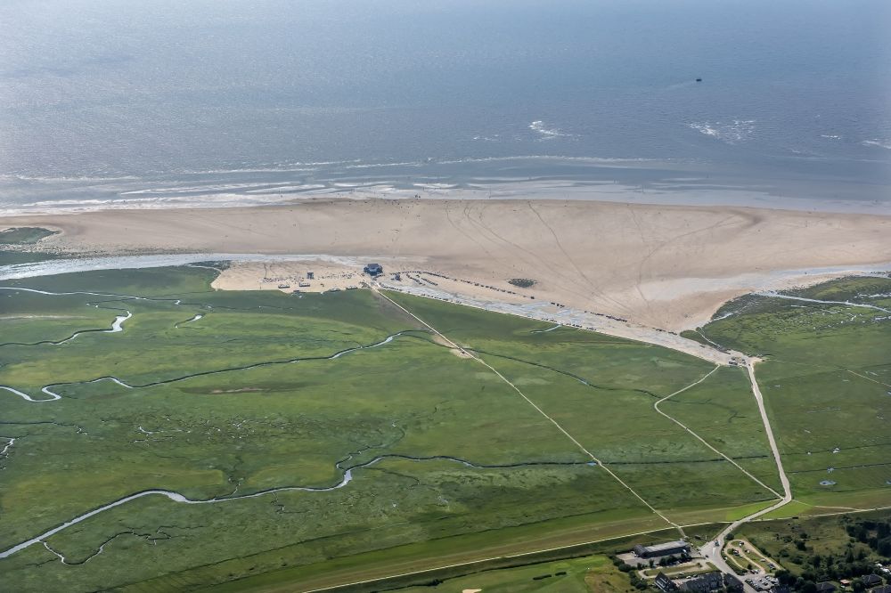 Sankt Peter-Ording from the bird's eye view: Salt marsh landscape on the North Sea - coast in the district Sankt Peter-Ording Pfahlbauten in Sankt Peter-Ording in the state Schleswig-Holstein