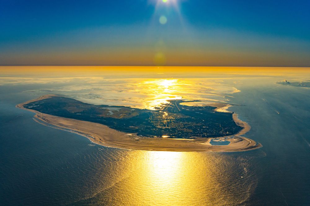 Aerial photograph Borkum - Sandy coastline with Natural bay on the North Sea Island Borkum at the first light, in the state Lower Saxony