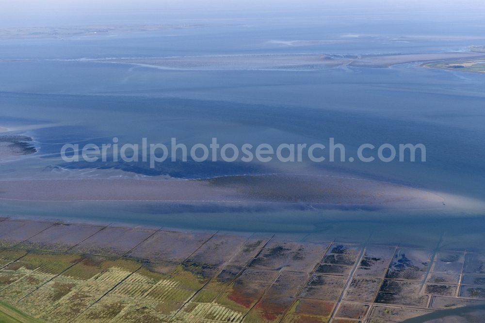 Pellworm from the bird's eye view: Sandbank - land area caused by currents under the sea water surface in front of Suedfall and Pellworm in the state Schleswig-Holstein, Germany