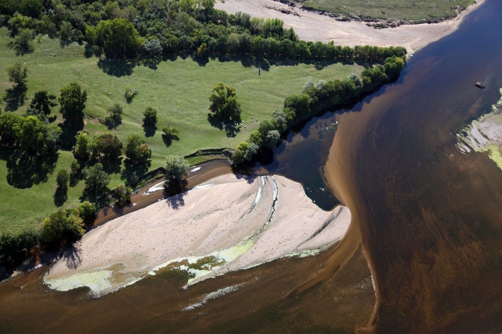Aerial photograph Saumur - Sandbank- land area by flow under the river water surface in the Loire near Saumur in Pays de la Loire, France