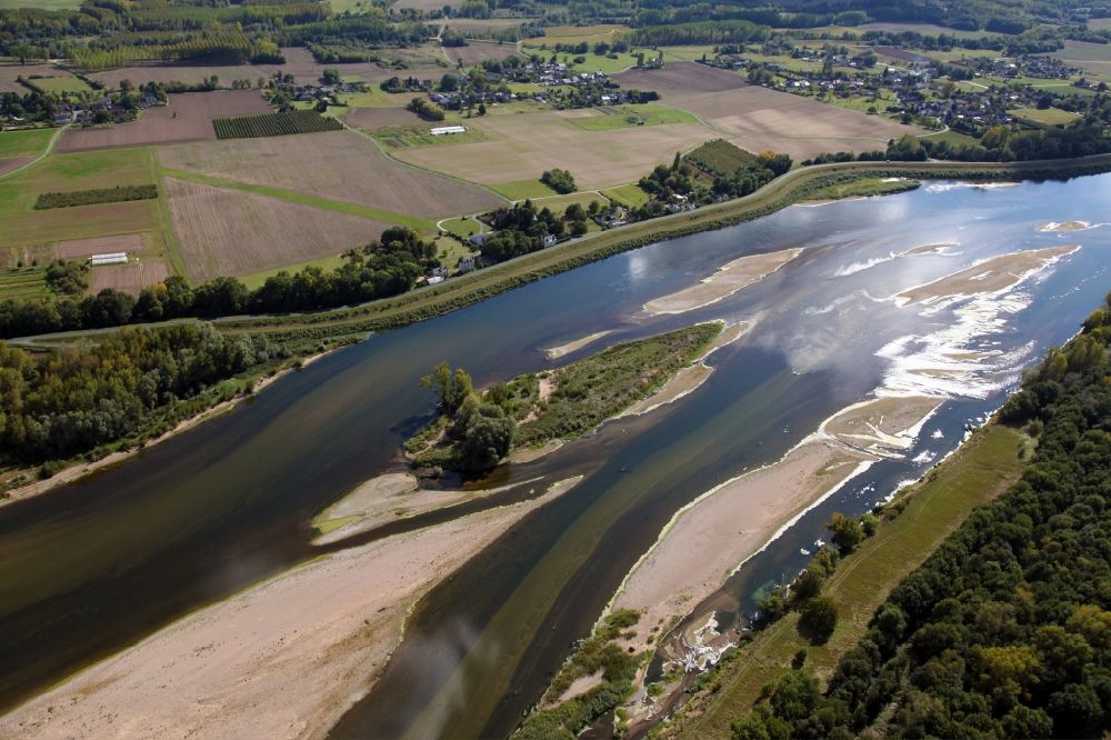 Aerial photograph Langeais - Sandbank- land area by flow under the river water surface in the Loire in Saumur in Pays de la Loire, France