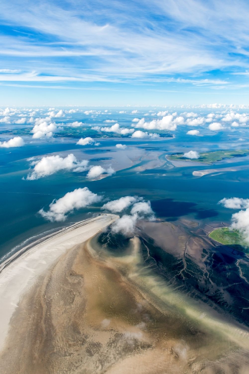 Aerial photograph Hooge - Sandbank- forest area in the sea water surface of Wattenmeer in the district Ipkenswarft in Hooge in the state Schleswig-Holstein