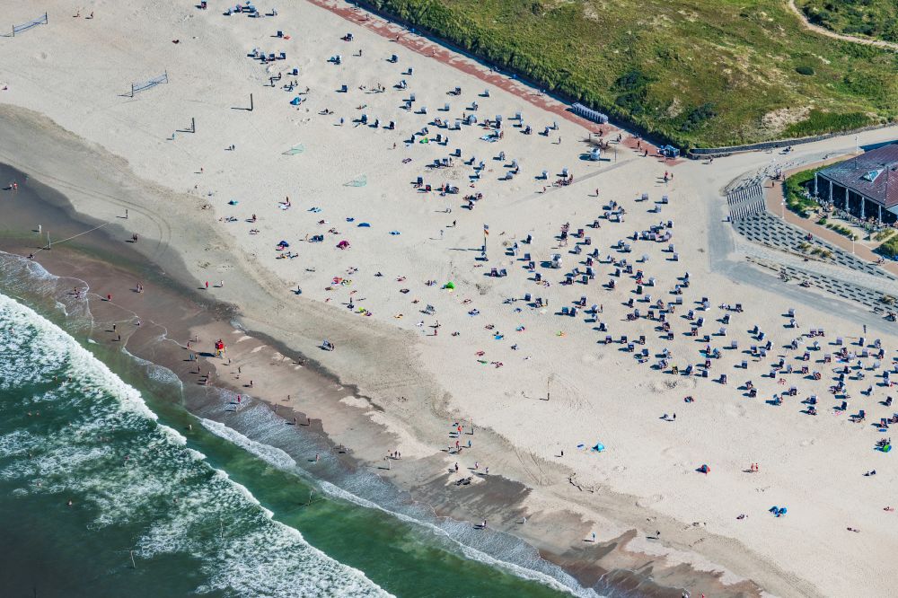 Aerial photograph Norderney - Sandy beach and dune landscape on the northern edge with beach baskets on the island of Norderney in the state of Lower Saxony, Germany