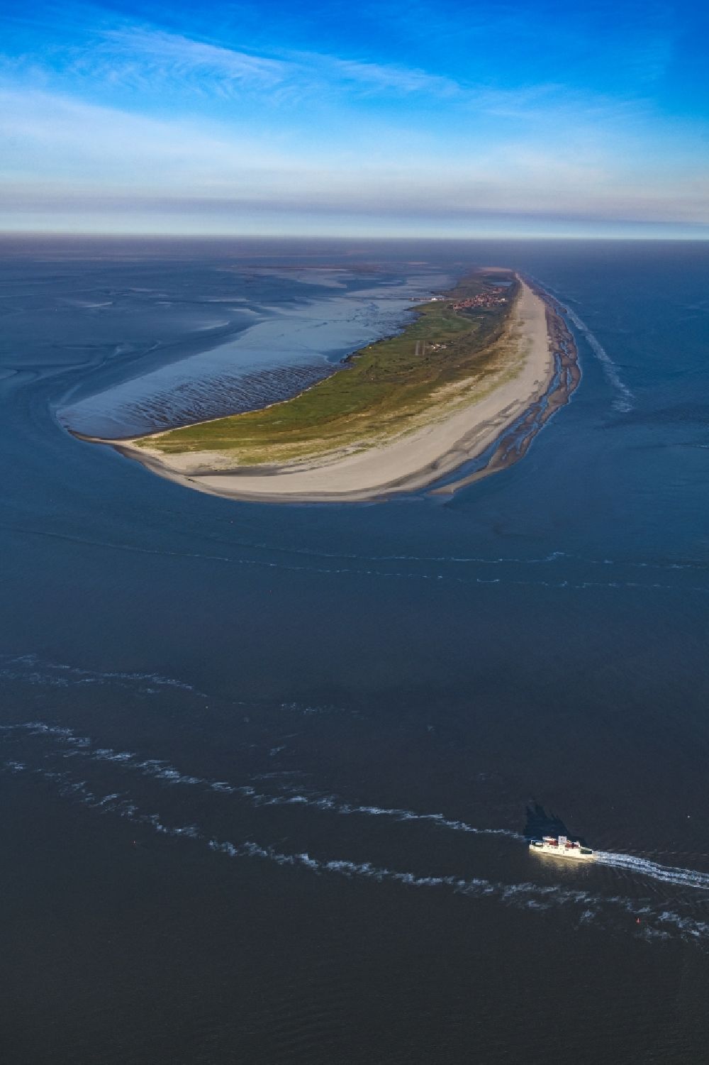 Aerial photograph Juist - Sandy beach of the coastal area of ​​the North Sea island of Juist in Lower Saxony