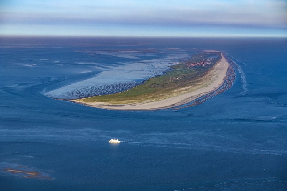 Juist from above - Sandy beach of the coastal area of ​​the North Sea island of Juist in Lower Saxony