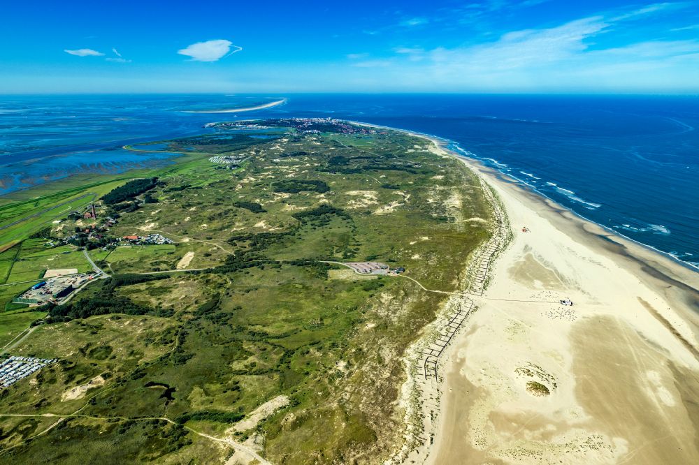 Norderney from the bird's eye view: Sandy beach landscape and dune protection wall along the coast on the island of Norderney in the state of Lower Saxony, Germany
