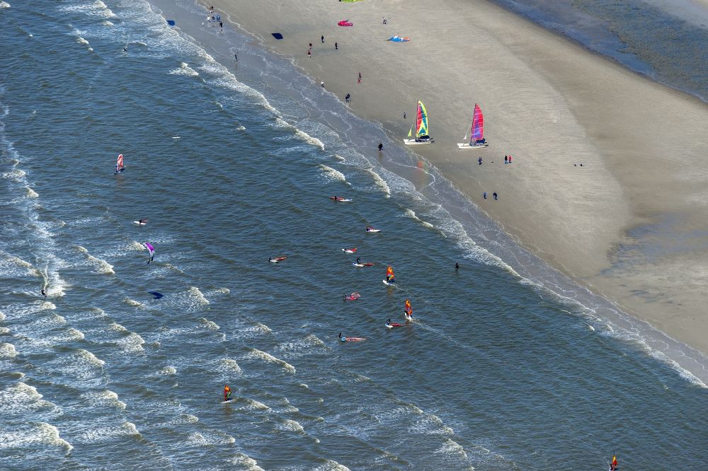 Sankt Peter-Ording from the bird's eye view: Beach landscape on the North Sea coast in the district Sankt Peter-Ording in Sankt Peter-Ording in the state Schleswig-Holstein