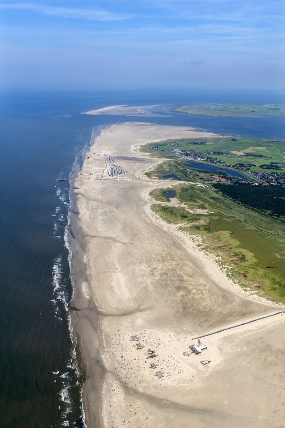 Sankt Peter-Ording from above - Sandy beach landscape on the North Sea - coast in the district of Sankt Peter-Ording Parking and gastronomy Die Seekiste in Sankt Peter-Ording in Schleswig-Holstein