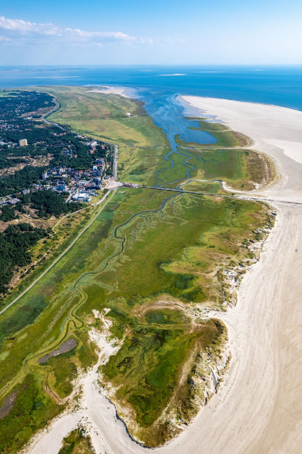 Aerial image Sankt Peter-Ording - Sandy beach landscape on the North Sea - coast in the district of Sankt Peter-Ording Parking and gastronomy Die Seekiste in Sankt Peter-Ording in Schleswig-Holstein