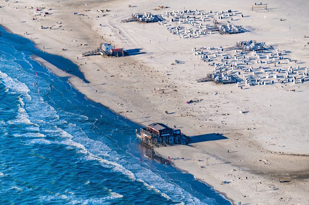 Aerial image Sankt Peter-Ording - Sandy beach landscape on the North Sea coast Pile dwellings restaurants - restaurants Silbermoeve in Sankt Peter-Ording in the afterglow with long shadows in Schleswig-Holstein