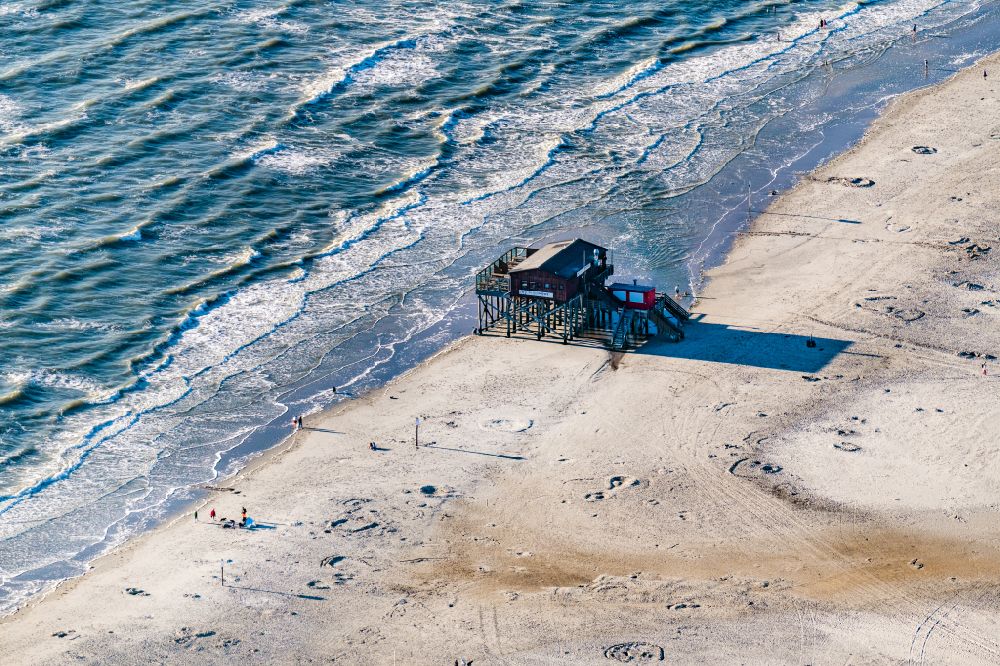 Aerial image Sankt Peter-Ording - Sandy beach landscape on the North Sea coast Pile dwellings restaurants - restaurants Silbermoeve in Sankt Peter-Ording in the afterglow with long shadows in Schleswig-Holstein