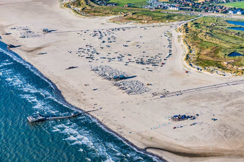 Aerial photograph Sankt Peter-Ording - Sandy beach landscape on the North Sea coast with restaurant in Sankt Peter-Ording in the state of Schleswig-Holstein