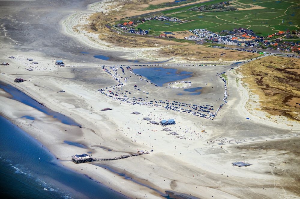 Sankt Peter-Ording from the bird's eye view: Sandy beach landscape on the North Sea coast with restaurant in Sankt Peter-Ording in the state of Schleswig-Holstein