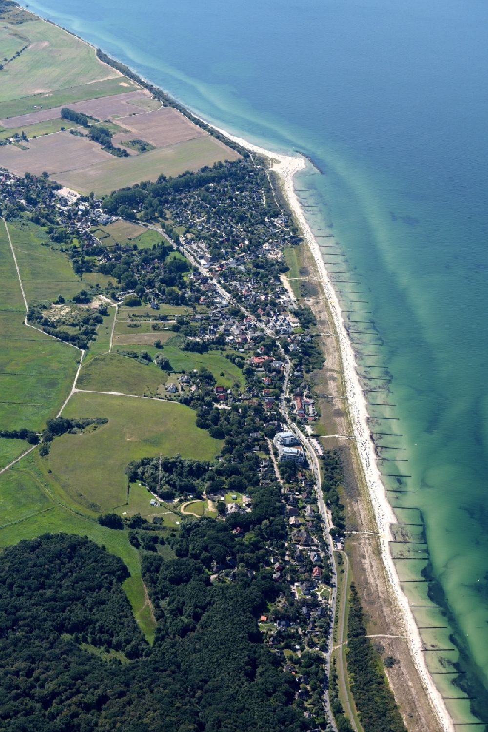 Aerial photograph Ahrenshoop - Beach landscape on the Baltic Sea in Ahrenshoop in the state Mecklenburg - Western Pomerania