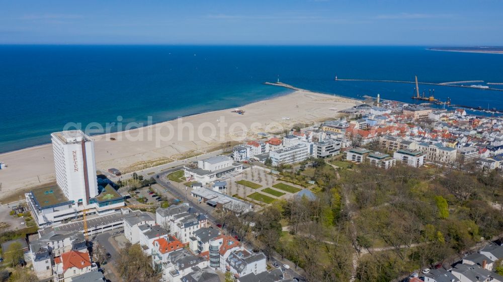 Rostock from the bird's eye view: Beach landscape along the of Baltic Sea in the district Warnemuende in Rostock in the state Mecklenburg - Western Pomerania, Germany
