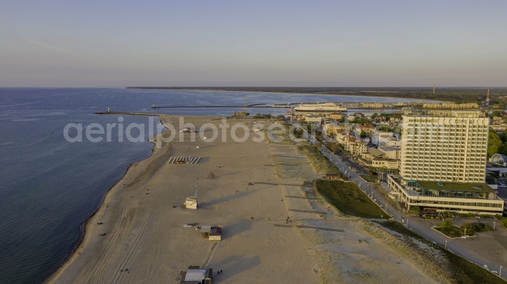 Rostock from the bird's eye view: Beach landscape along the of Baltic Sea in the district Warnemuende in Rostock in the state Mecklenburg - Western Pomerania, Germany