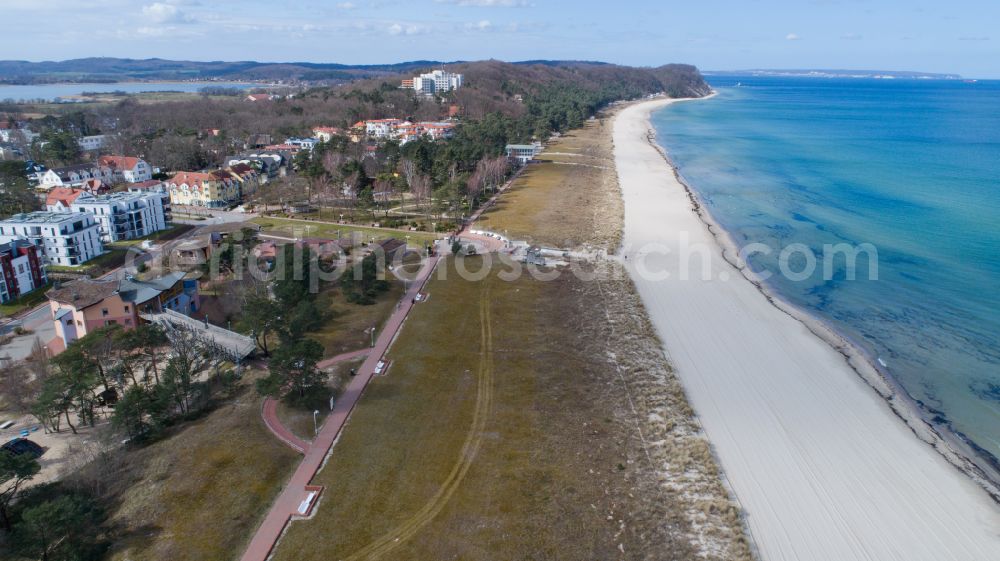 Ostseebad Baabe from the bird's eye view: Beach landscape along the of Baltic Sea on Strandstrasse in Baabe in the state Mecklenburg - Western Pomerania, Germany